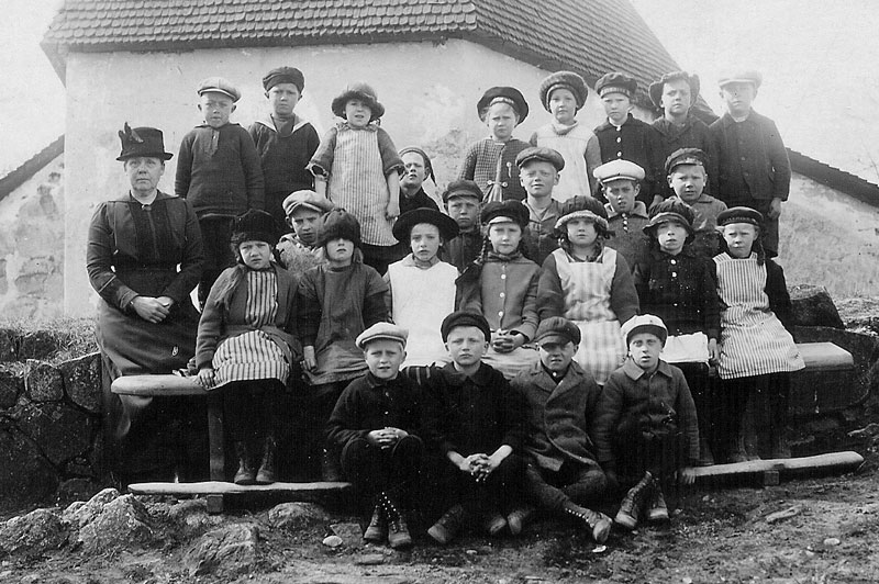 Skolklass framför Rö kyrka